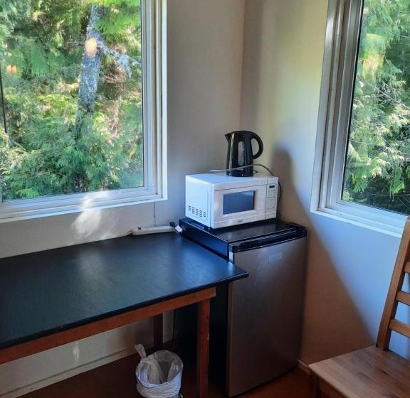 فندق صغير C&n Backpackers Ucluelet