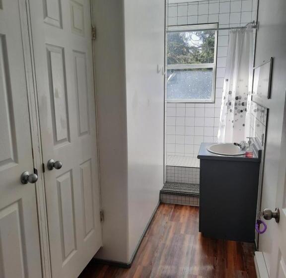 فندق صغير C&n Backpackers Ucluelet