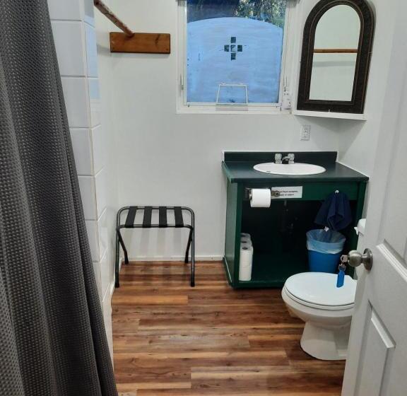 فندق صغير C&n Backpackers Ucluelet