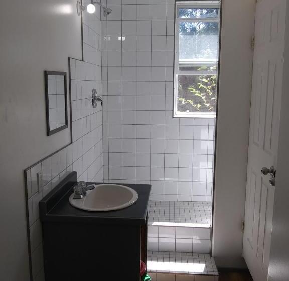 فندق صغير C&n Backpackers Ucluelet