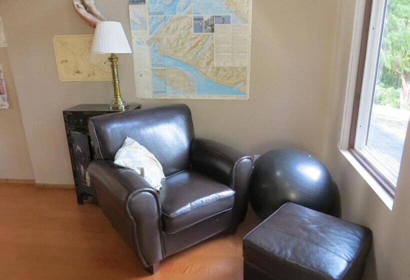 فندق صغير C&n Backpackers Ucluelet