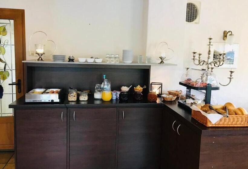 Отель Haus Burg Metternich