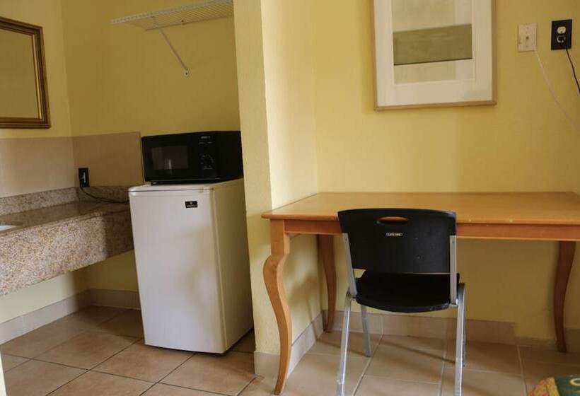 فندق على الطريق Great Western Inn