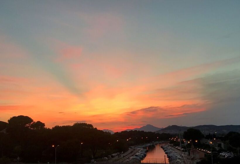 هتل Hôtel La Reine Jane