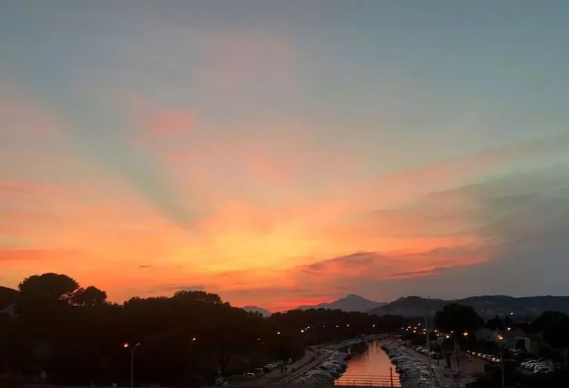 Hotelli Hôtel La Reine Jane