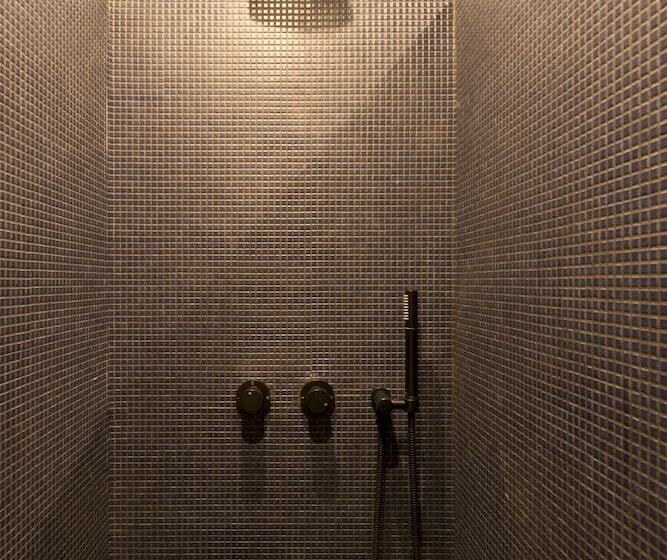 هتل Hôtel La Reine Jane