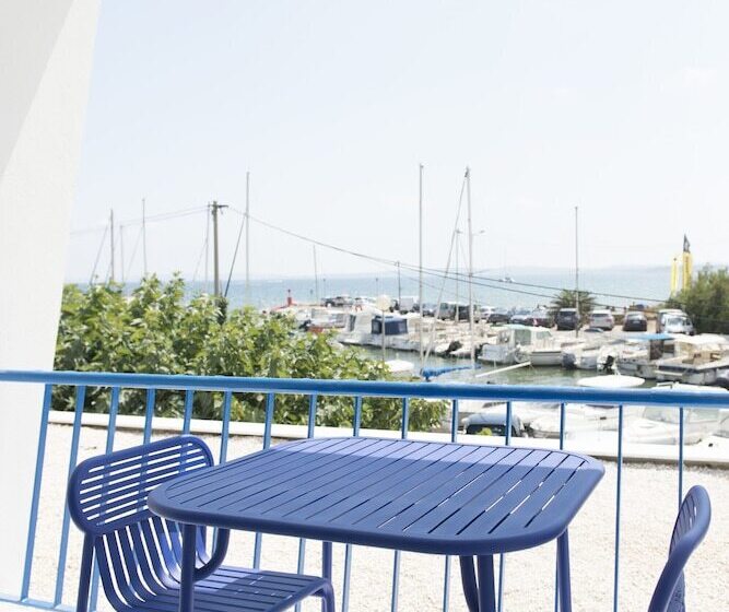 هتل Hôtel La Reine Jane