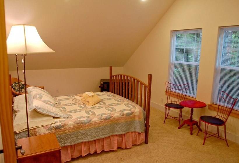 هتل Glacier Springs Cabin 12   Pet Friendly, Wifi, Air Conditioning, Sleeps 4