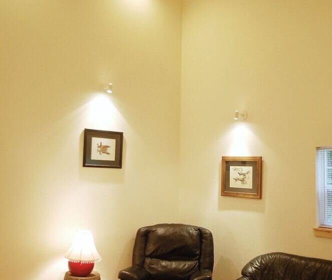 هتل Glacier Springs Cabin 12   Pet Friendly, Wifi, Air Conditioning, Sleeps 4