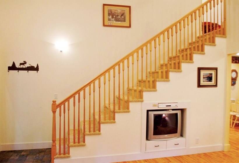 هتل Glacier Springs Cabin 12   Pet Friendly, Wifi, Air Conditioning, Sleeps 4