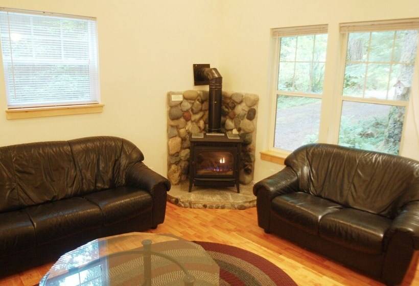 هتل Glacier Springs Cabin 12   Pet Friendly, Wifi, Air Conditioning, Sleeps 4