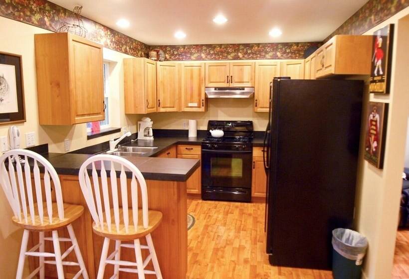 هتل Glacier Springs Cabin 12   Pet Friendly, Wifi, Air Conditioning, Sleeps 4