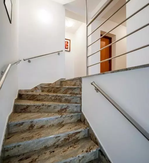 Ladonja Bbs, Family Run Bed & Breakfast