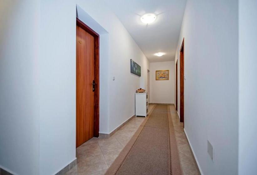 Ladonja Bbs, Family Run Bed & Breakfast