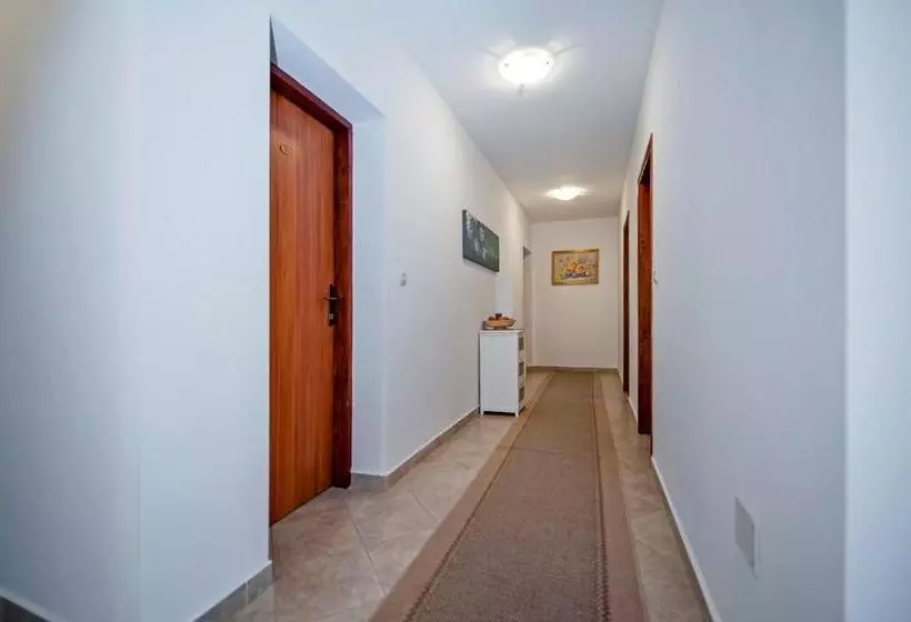 Ladonja Bbs, Family Run Bed & Breakfast