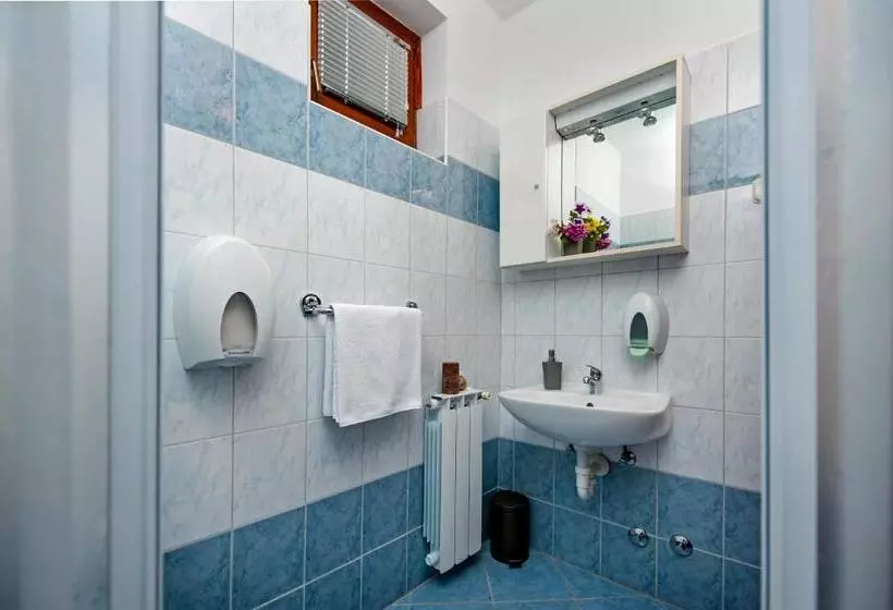 Ladonja Bbs, Family Run Bed & Breakfast