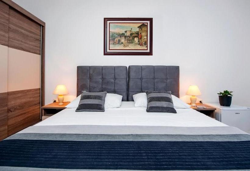 Ladonja Bbs, Family Run Bed & Breakfast