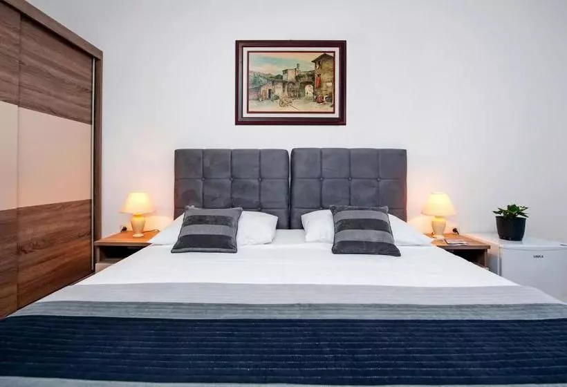 Ladonja Bbs, Family Run Bed & Breakfast