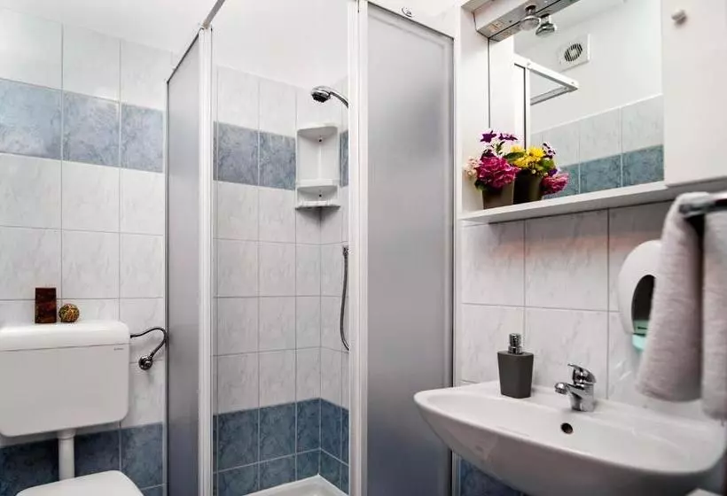 Ladonja Bbs, Family Run Bed & Breakfast