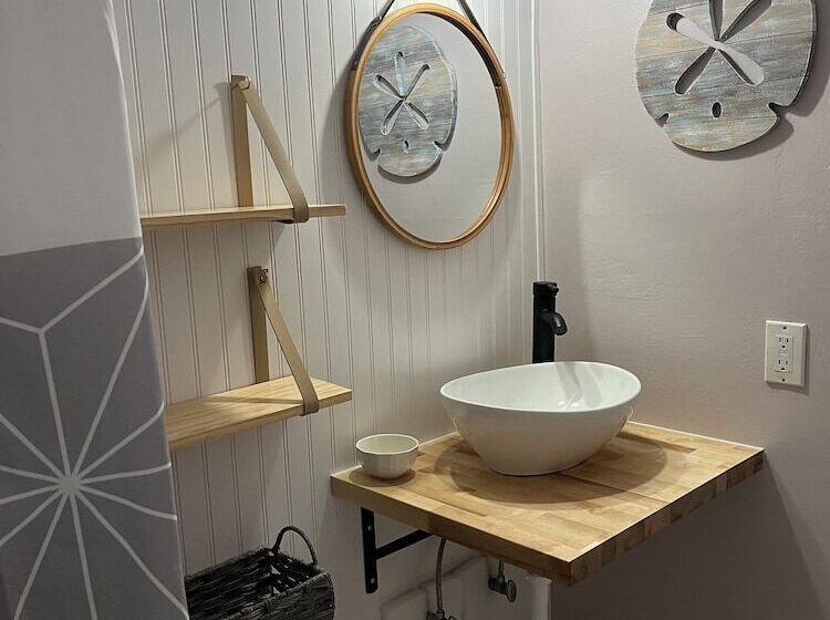 4145 By The Sea Inn & Suites