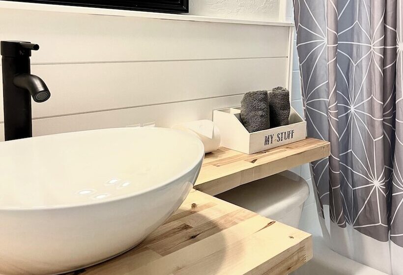 4145 By The Sea Inn & Suites