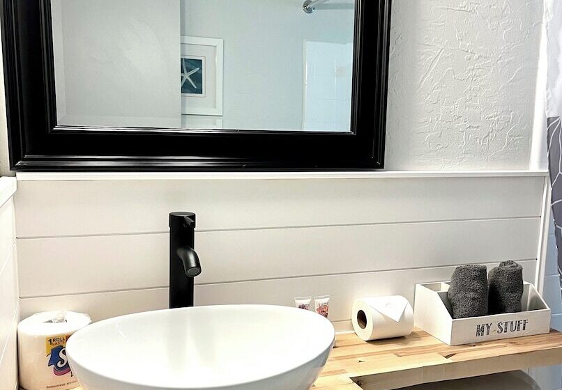 4145 By The Sea Inn & Suites