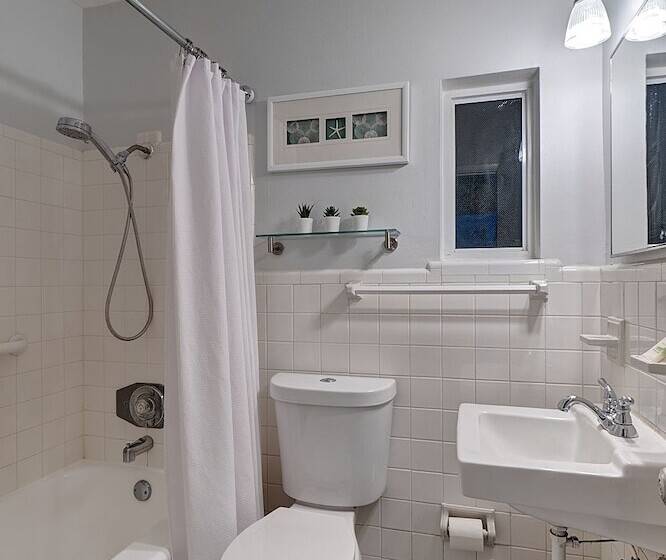 4145 By The Sea Inn & Suites