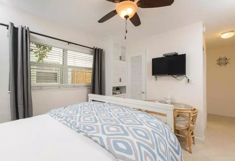 Sunny Shores Inn & Suites