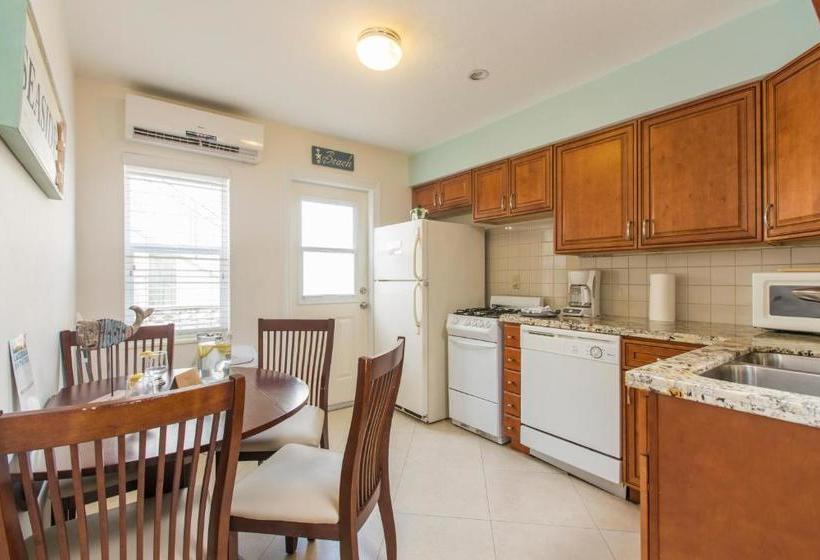 Sunny Shores Inn & Suites