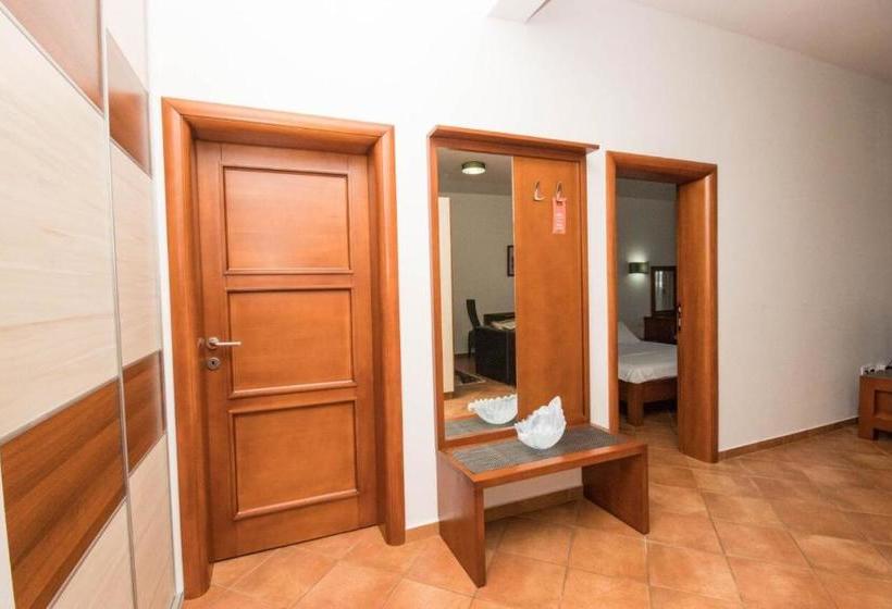 هتل Apartmani Zara