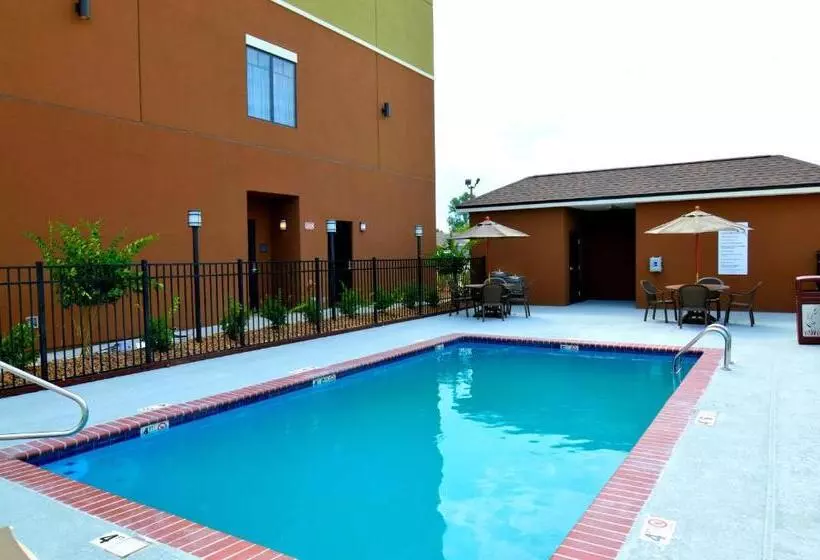 Hotelli Wyndham Garden New Roads / False River