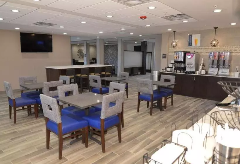 Hotelli Wyndham Garden New Roads / False River