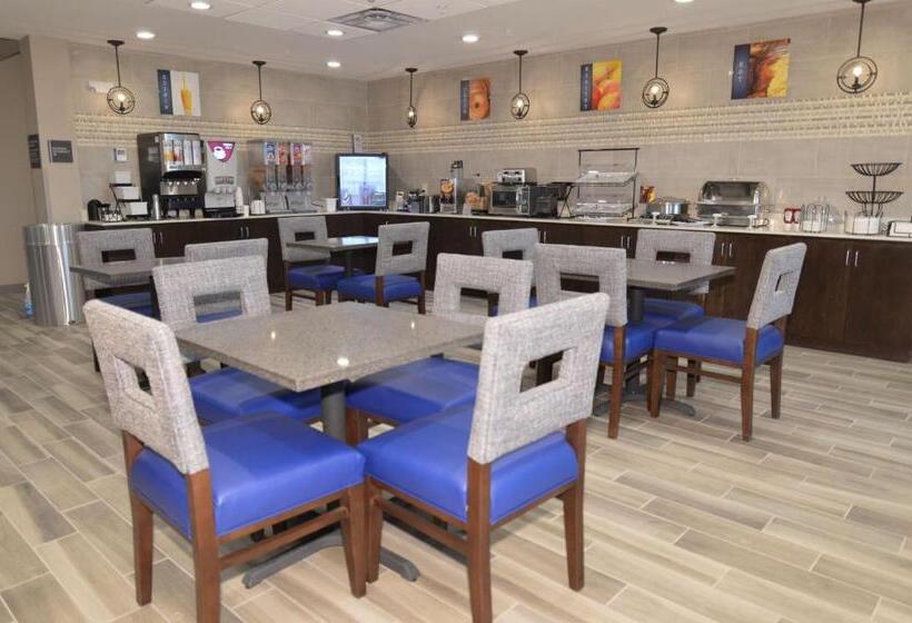 酒店 Wyndham Garden New Roads / False River