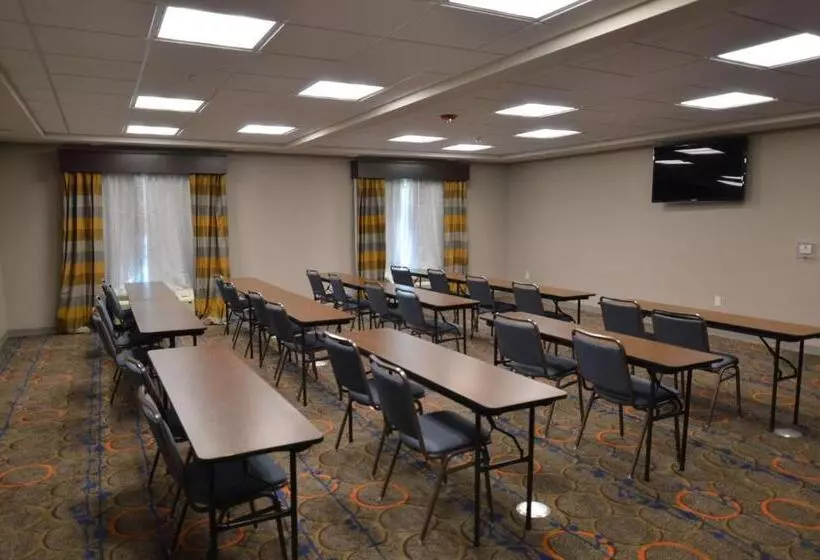 Hotelli Wyndham Garden New Roads / False River