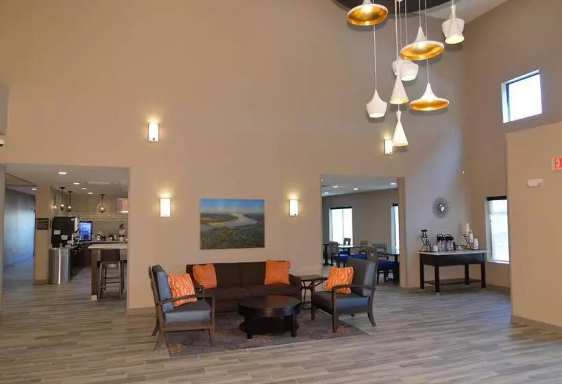 Hotelli Wyndham Garden New Roads / False River