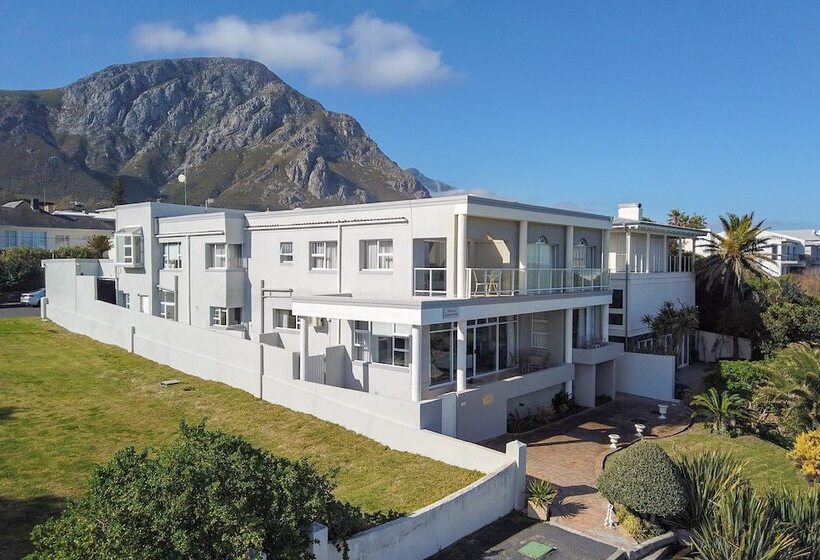 בית מלון כפרי Hermanus Beachfront Lodge   Solar Power