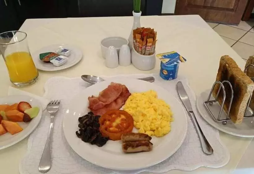 ペンション Sand River Guest House