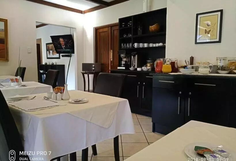 ペンション Sand River Guest House