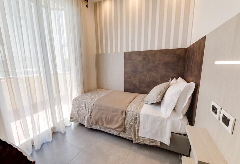 Отель Cavour Cesenatico