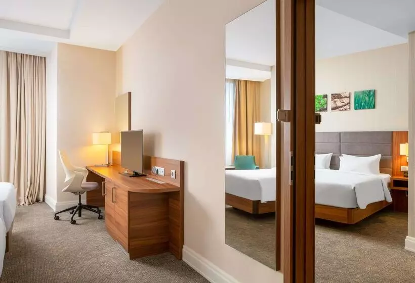 هتل Hilton Garden Inn Bucharest Old Town