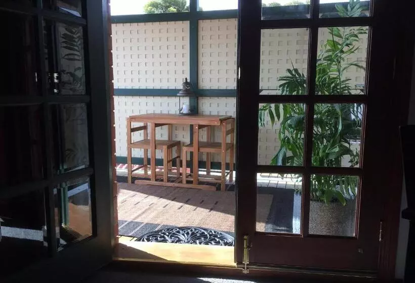 Wine And Roses Bed And Breakfast