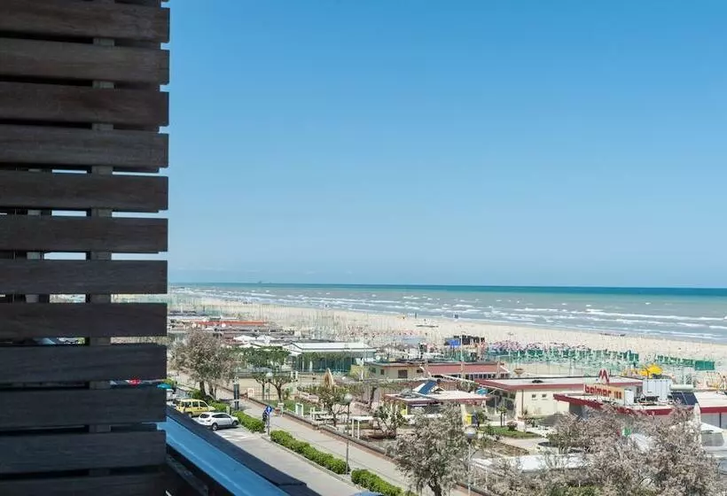 Kiss Beachfront Hotel & Restaurant
