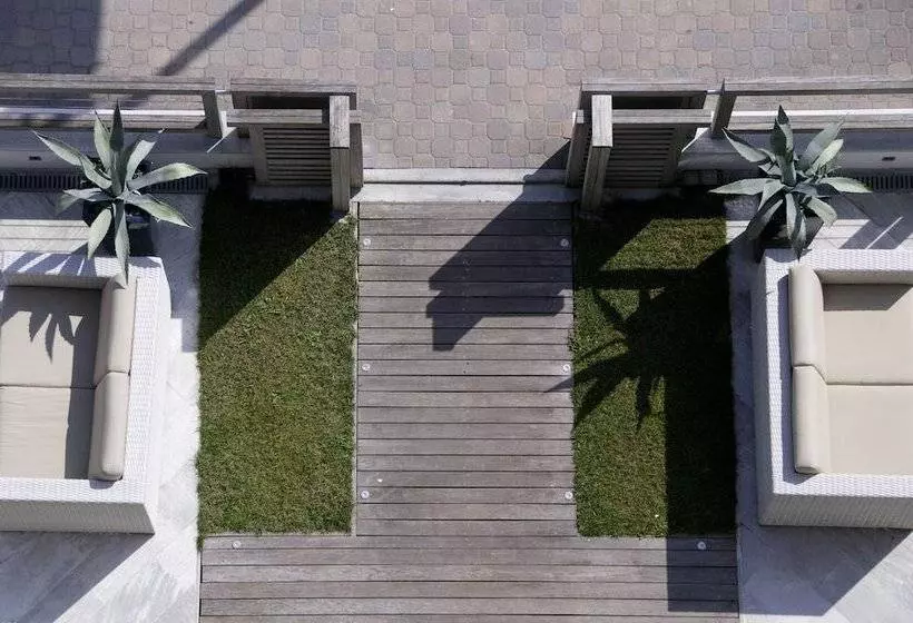 Kiss Beachfront Hotel & Restaurant