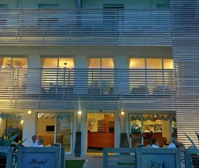Kiss Beachfront Hotel & Restaurant