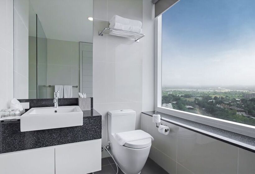 Отель White Sand Beach Residences Pattaya