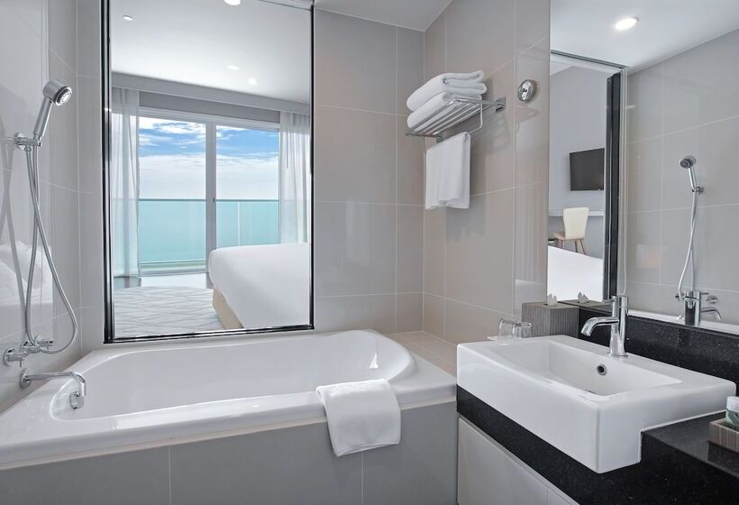 Отель White Sand Beach Residences Pattaya