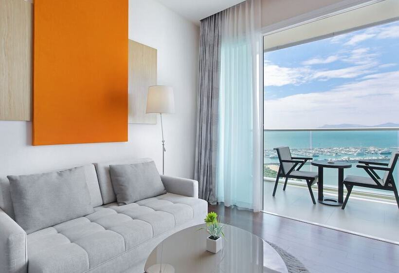 Отель White Sand Beach Residences Pattaya