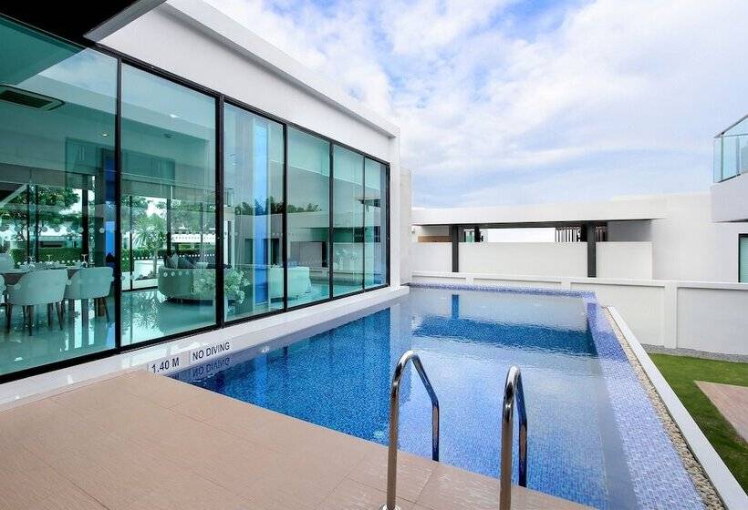 Отель White Sand Beach Residences Pattaya