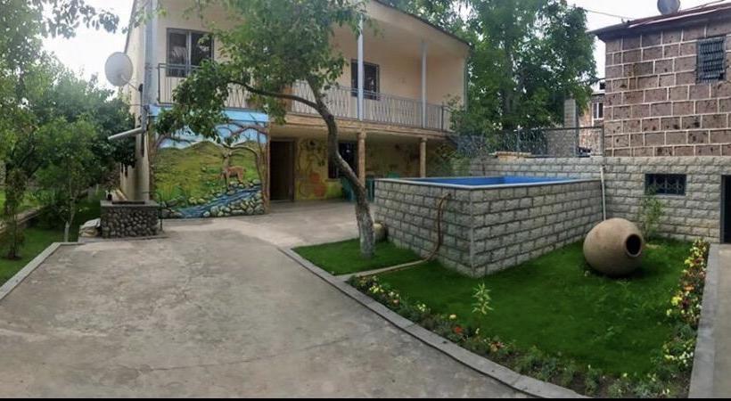 هاستل Garni Bread House