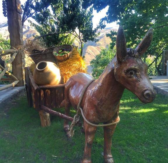 هاستل Garni Bread House